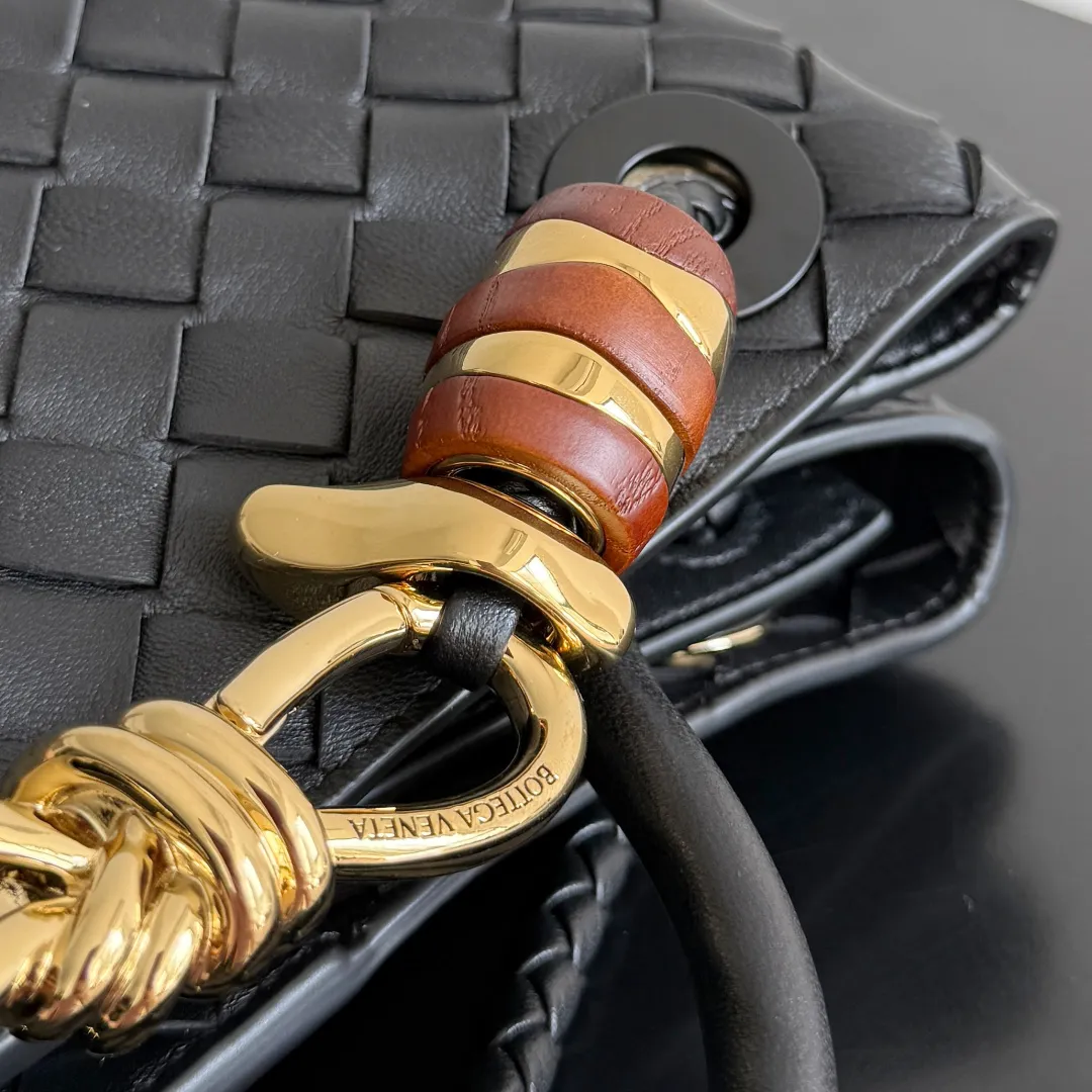 The new Andiamo batch of 3060 BV is shipped‼ ️The classic intercciato weaving process is used to create a soft bag, the metal knot is made of micro-cast aluminum using jewelry technology🪢, and the decorative beads are made of metal and hand-polished oak, allowing you to jump repeatedly between elegance and fun💃, making it unpredictable. Classic and versatile, it shows off your temperament, and the bag has a large capacity, making it very convenient for daily commuting! It has a variety of carrying methods, the shoulder straps can be adjusted by yourself, the original lambskin feels soft and delicate, and the unisex style breaks gender boundaries and brings a more practical and long-lasting use experience. The Andiamo, which has both elegant and casual styles, perfectly interprets the "fashionable old money style". Style number: 743568+wood hardware Color: black gold buckle Size: 25*22*10.5cm